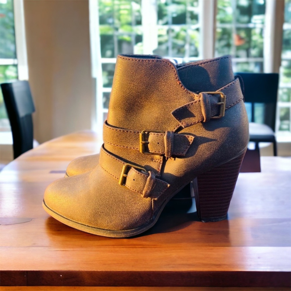 Forever Women’s Camila-64 Fashion Chunky Heel Buckled Strap Ankle Booties | Sz 8